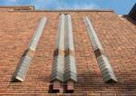 De stroken glazen bouwelementen.
<br/>
Marcel Westhoff, 2016-08-01